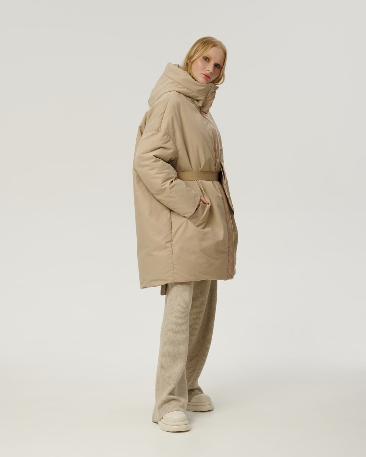 пуховик оверсайз на молнии с капюшоном