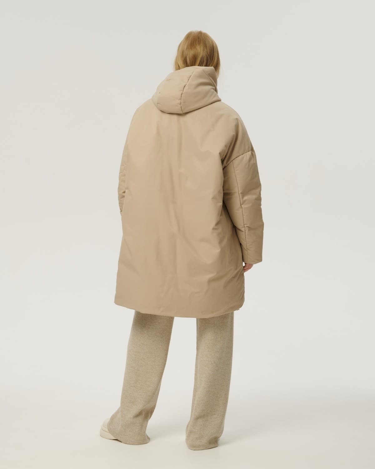 пуховик оверсайз на молнии с капюшоном