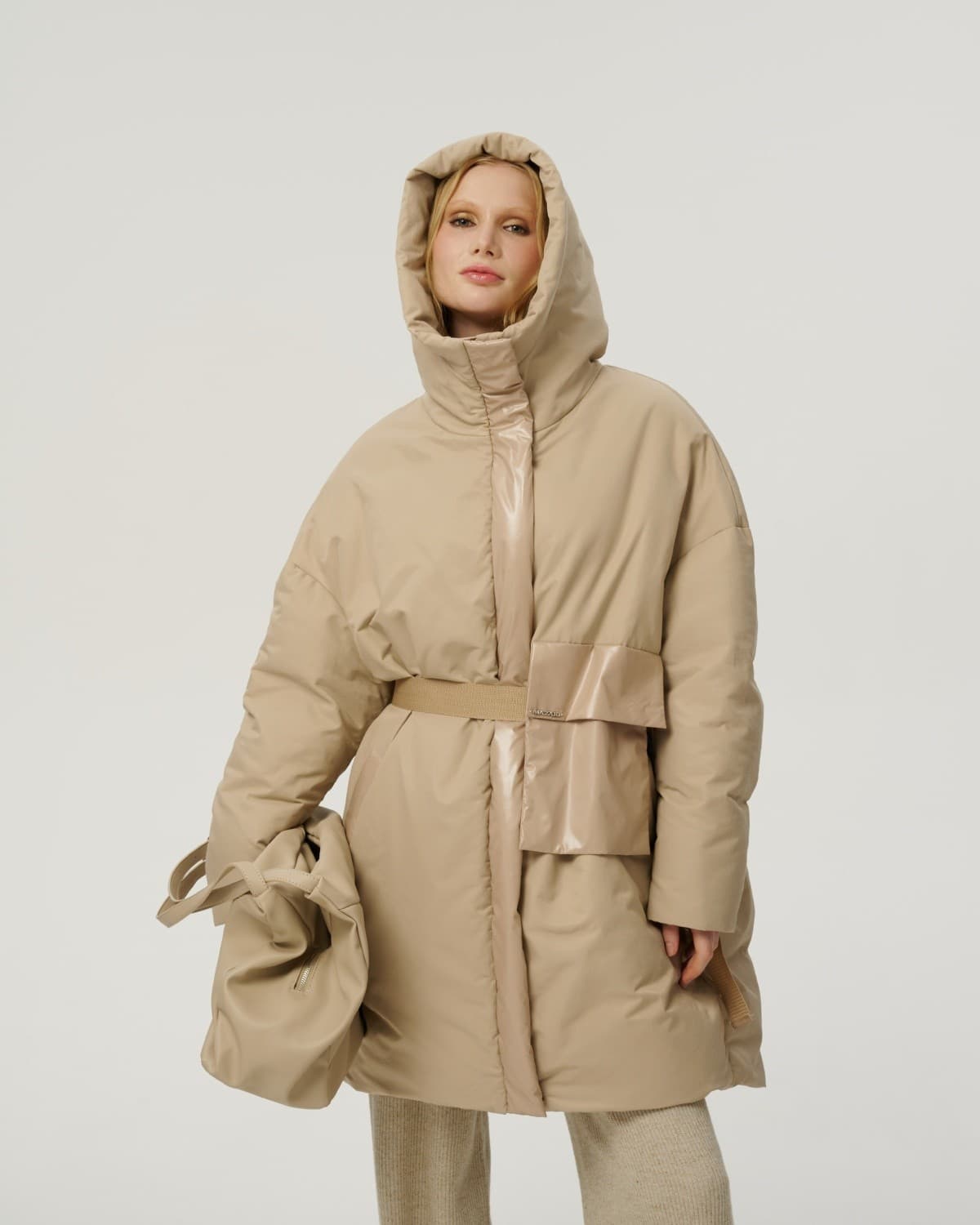 пуховик оверсайз на молнии с капюшоном