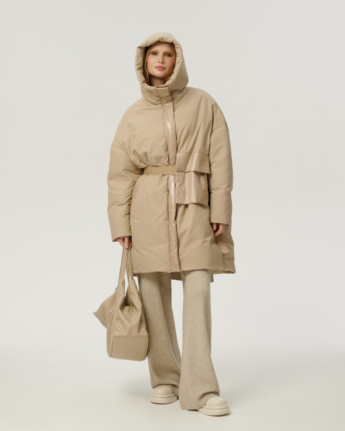 пуховик оверсайз на молнии с капюшоном