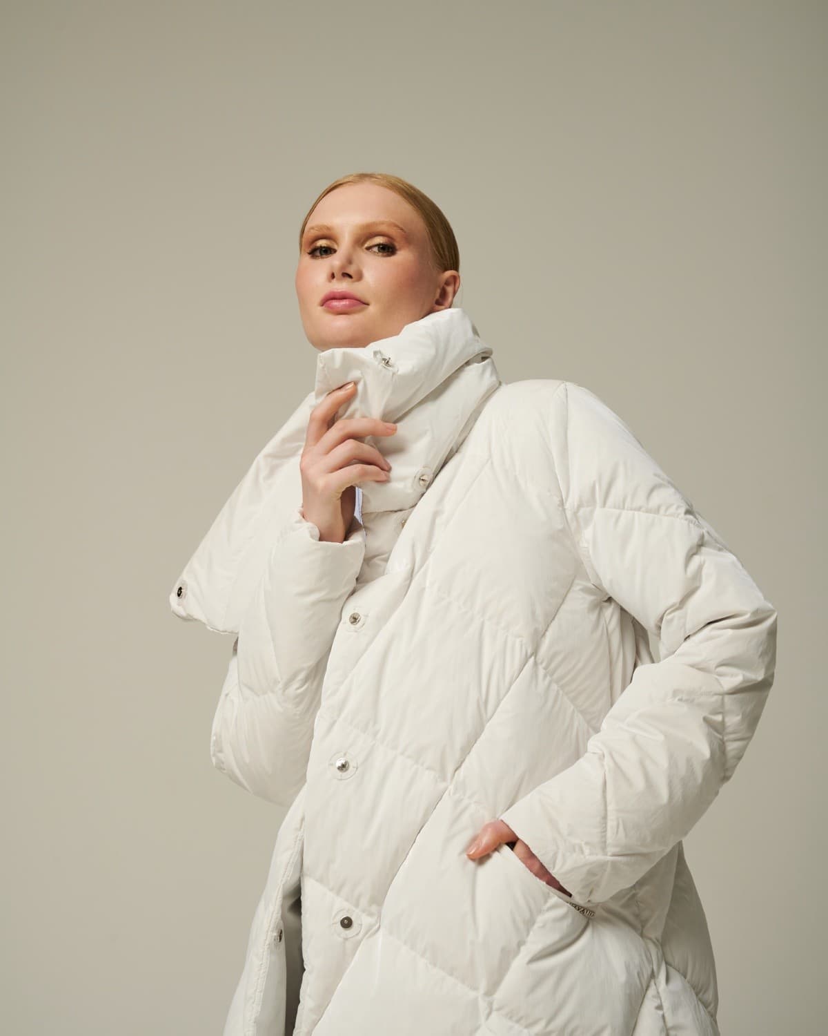 стеганое ромбами пуховое пальто