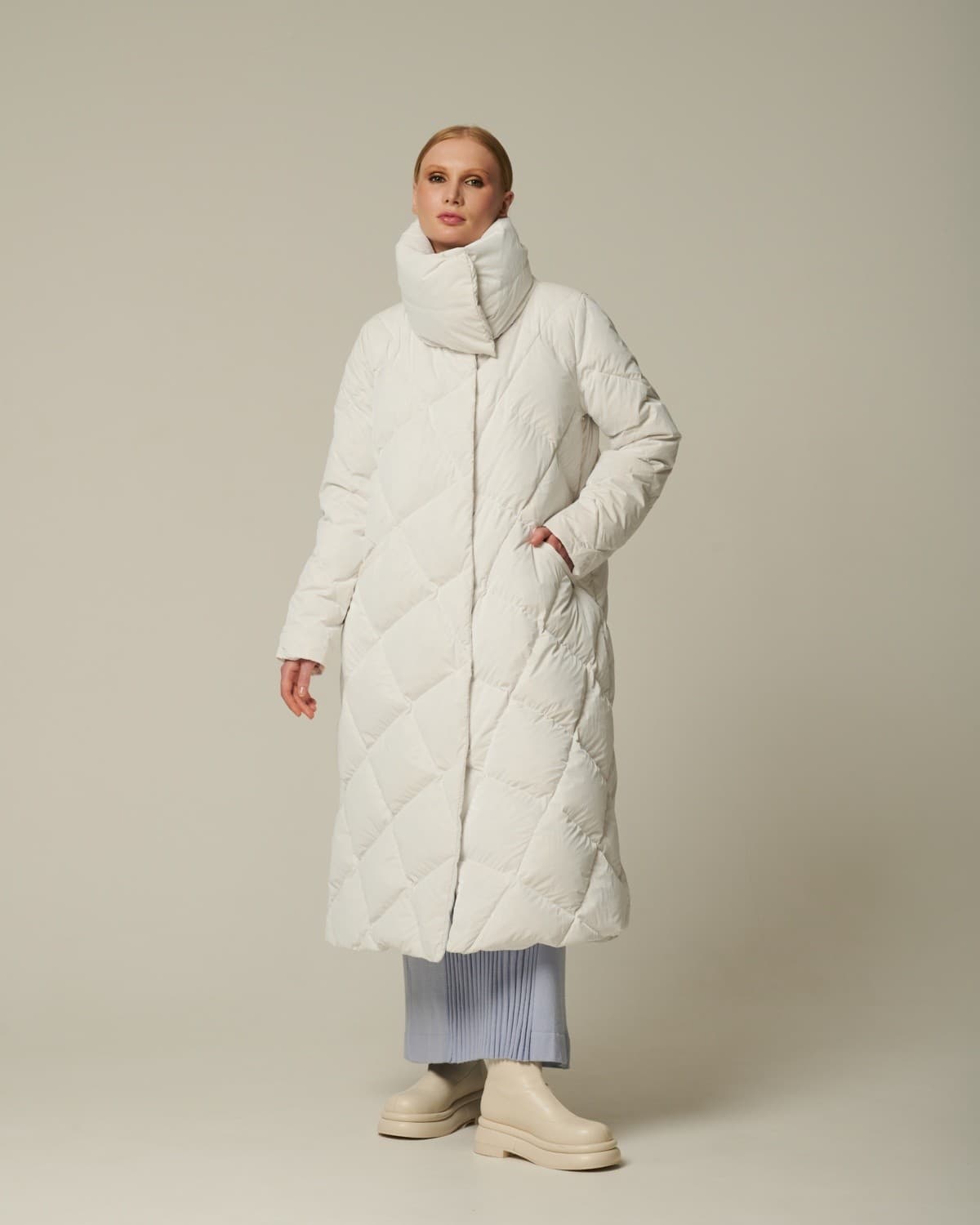 стеганое ромбами пуховое пальто