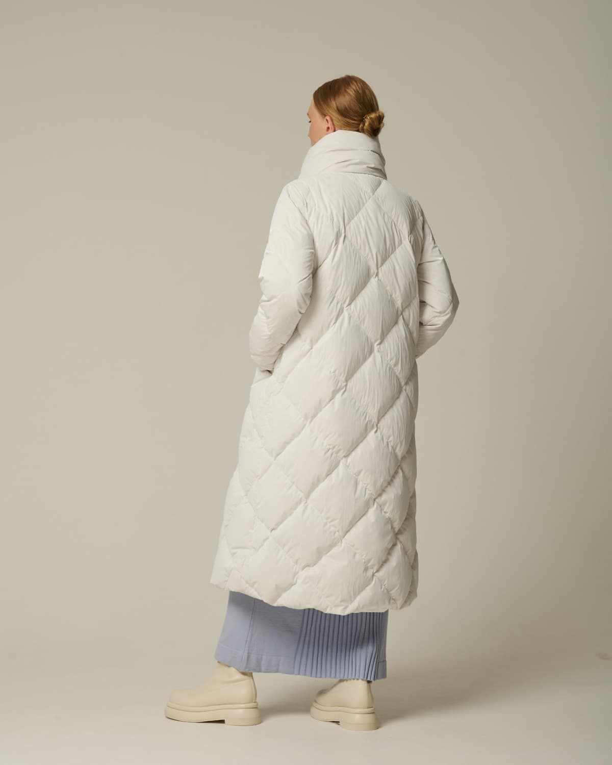 стеганое ромбами пуховое пальто