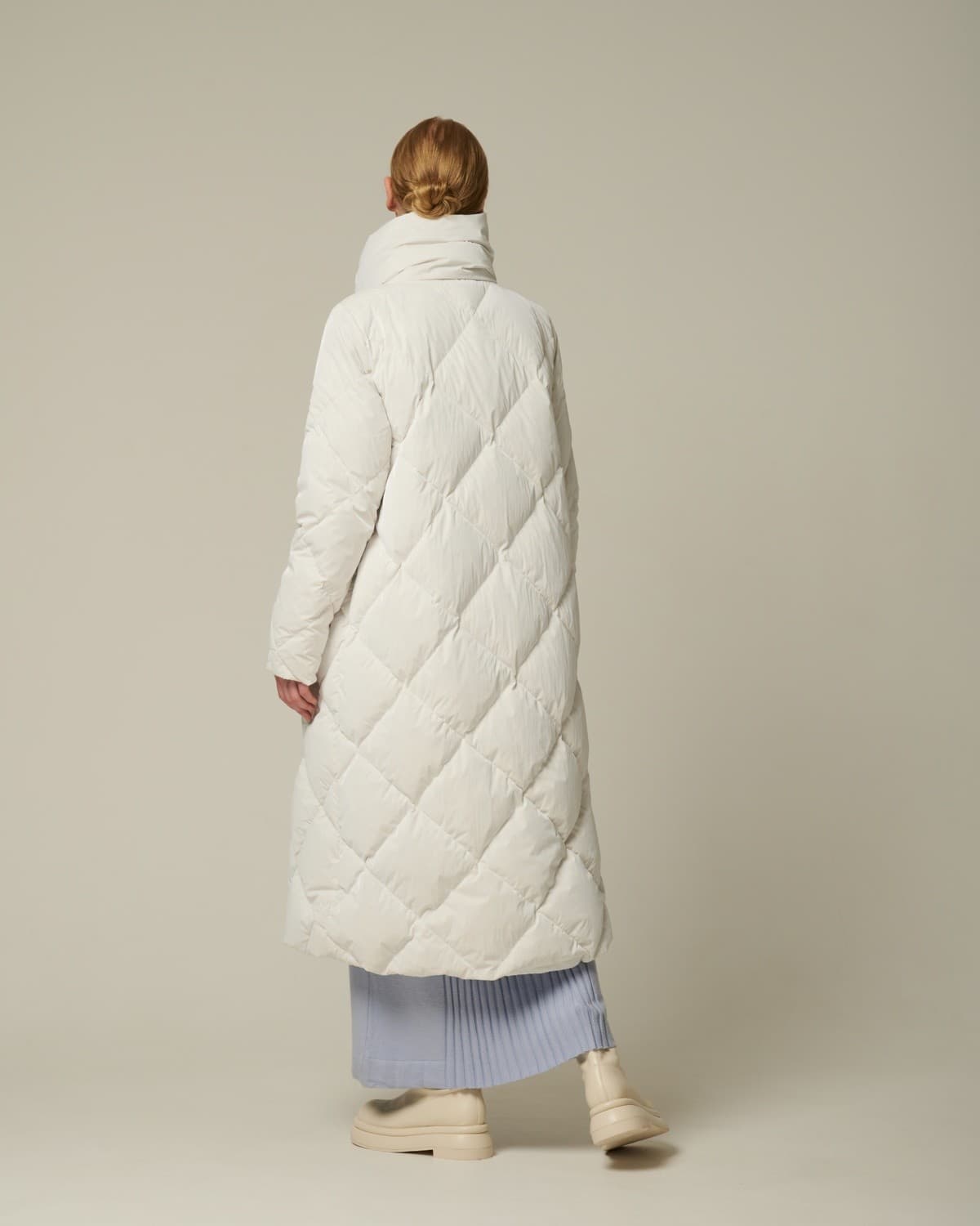 стеганое ромбами пуховое пальто