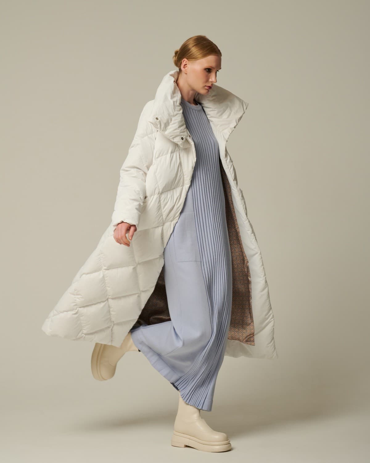 стеганое ромбами пуховое пальто