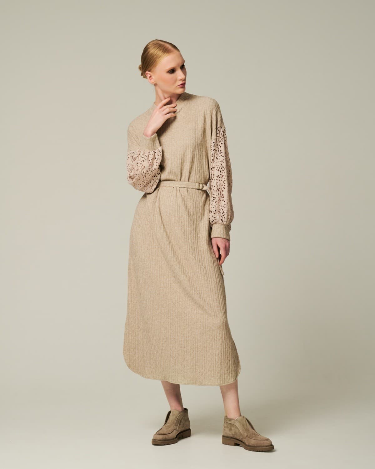 платье с кружевными рукавами