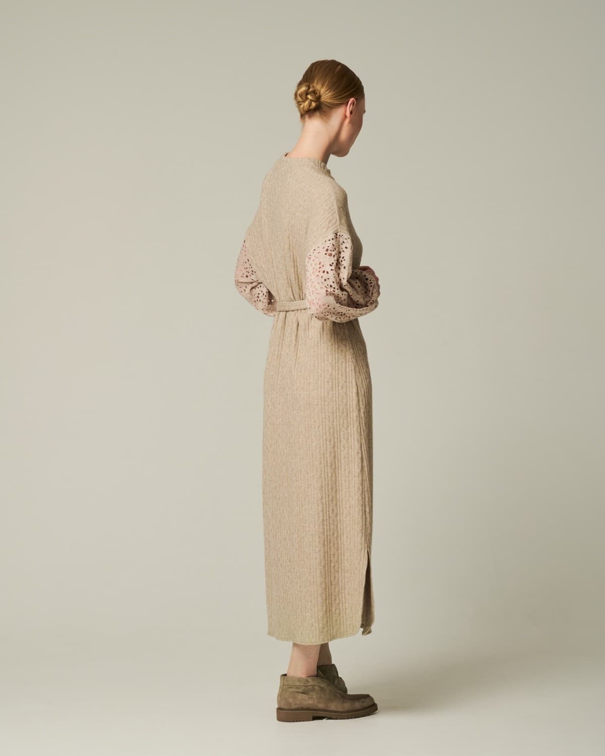 платье с кружевными рукавами