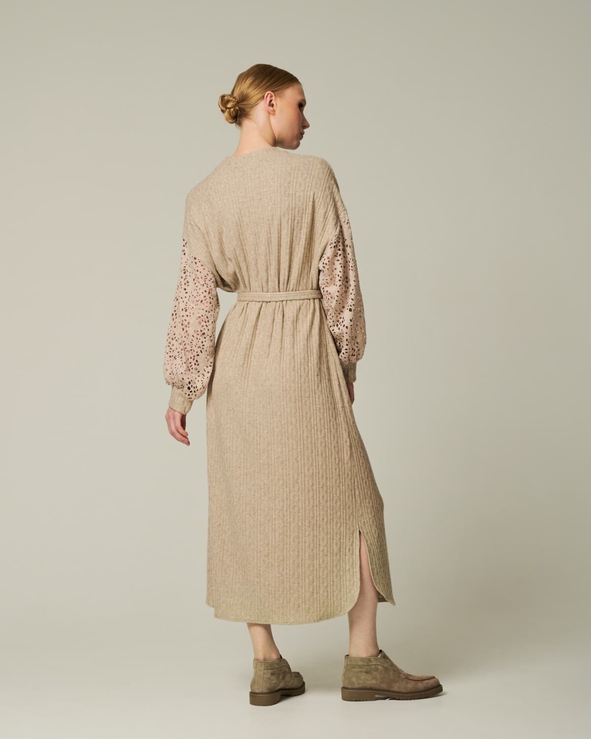 платье с кружевными рукавами