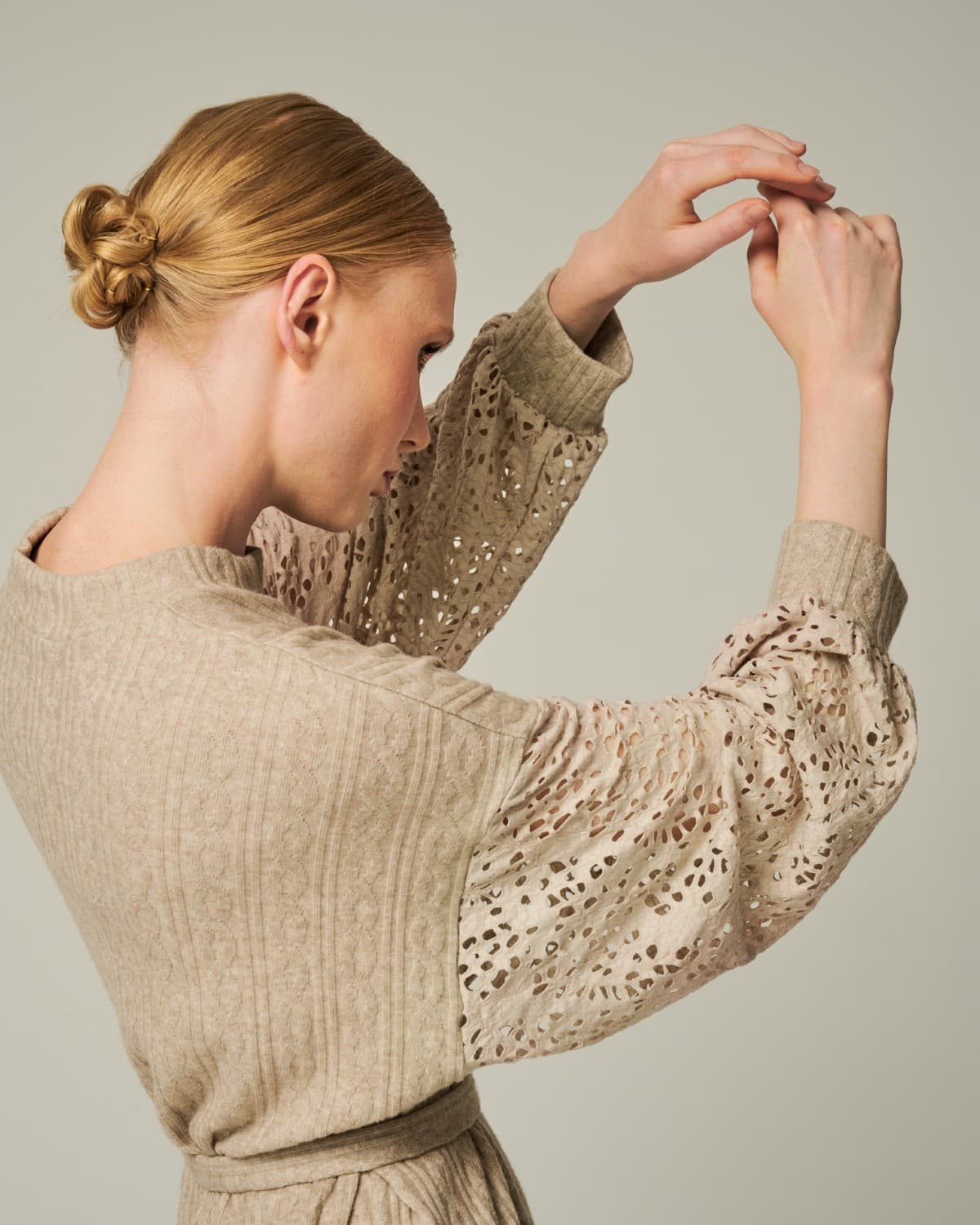 платье с кружевными рукавами