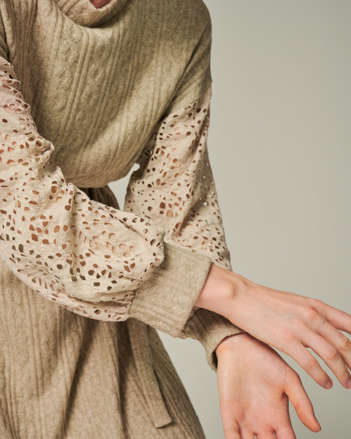 платье с кружевными рукавами