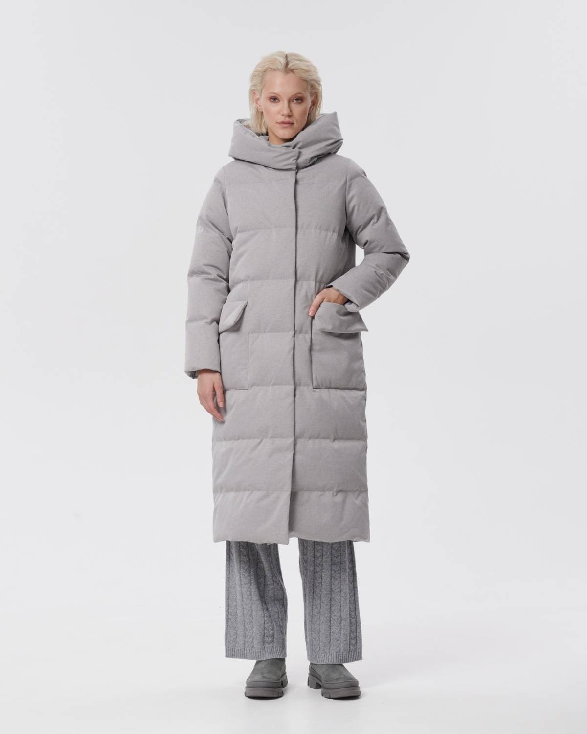 пуховое пальто из фактурной серой ткани