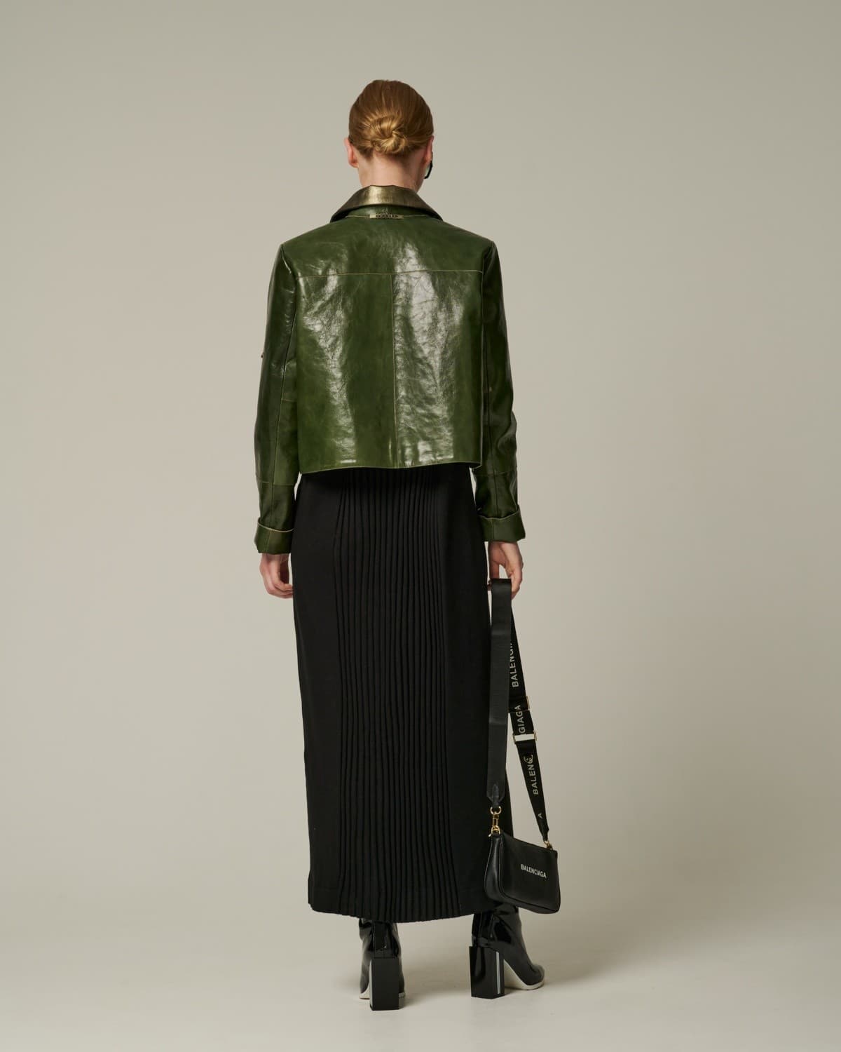 укороченная кожаная куртка