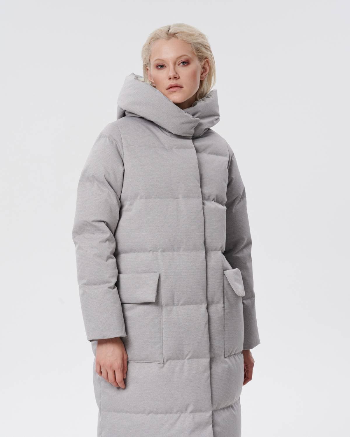 пуховое пальто из фактурной серой ткани