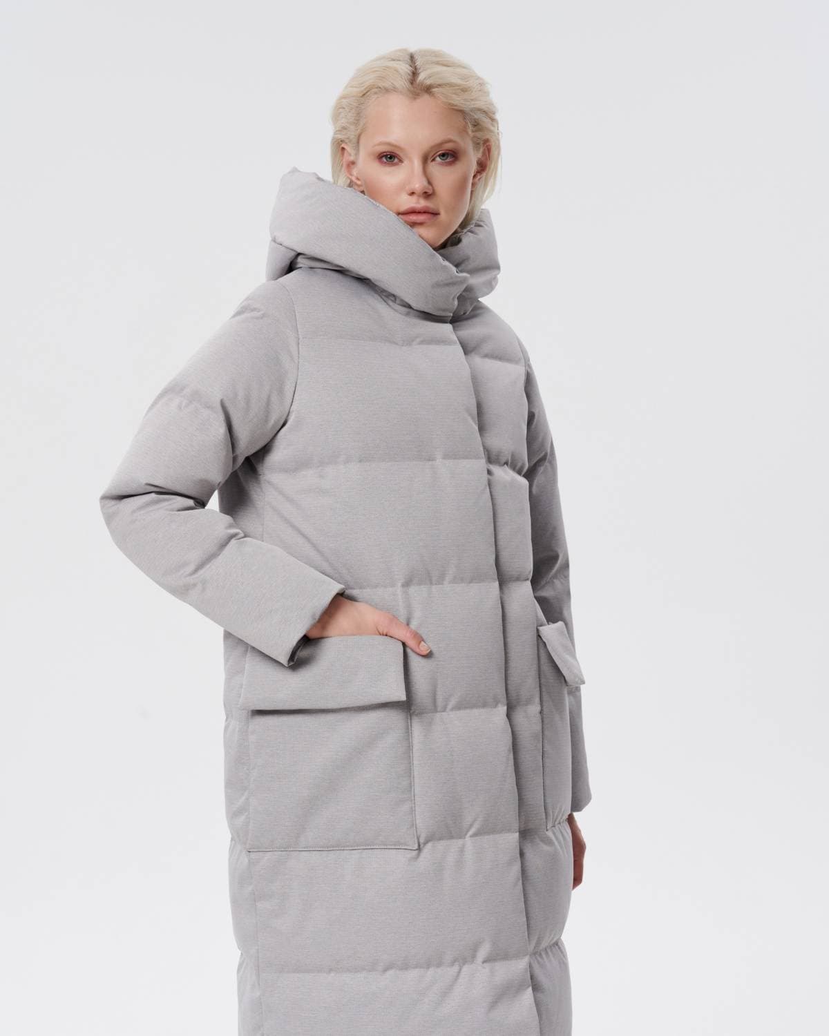 пуховое пальто из фактурной серой ткани