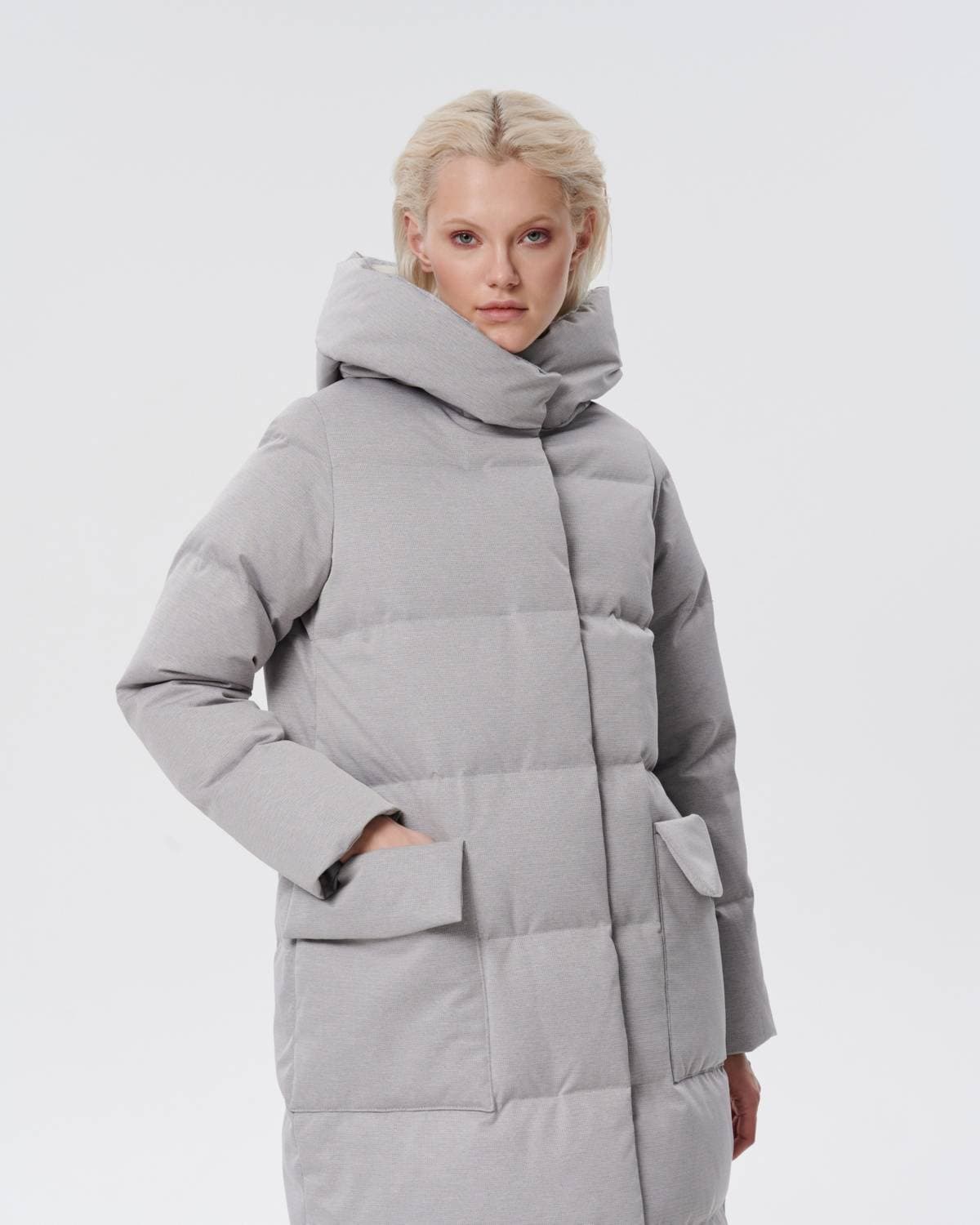 пуховое пальто из фактурной серой ткани