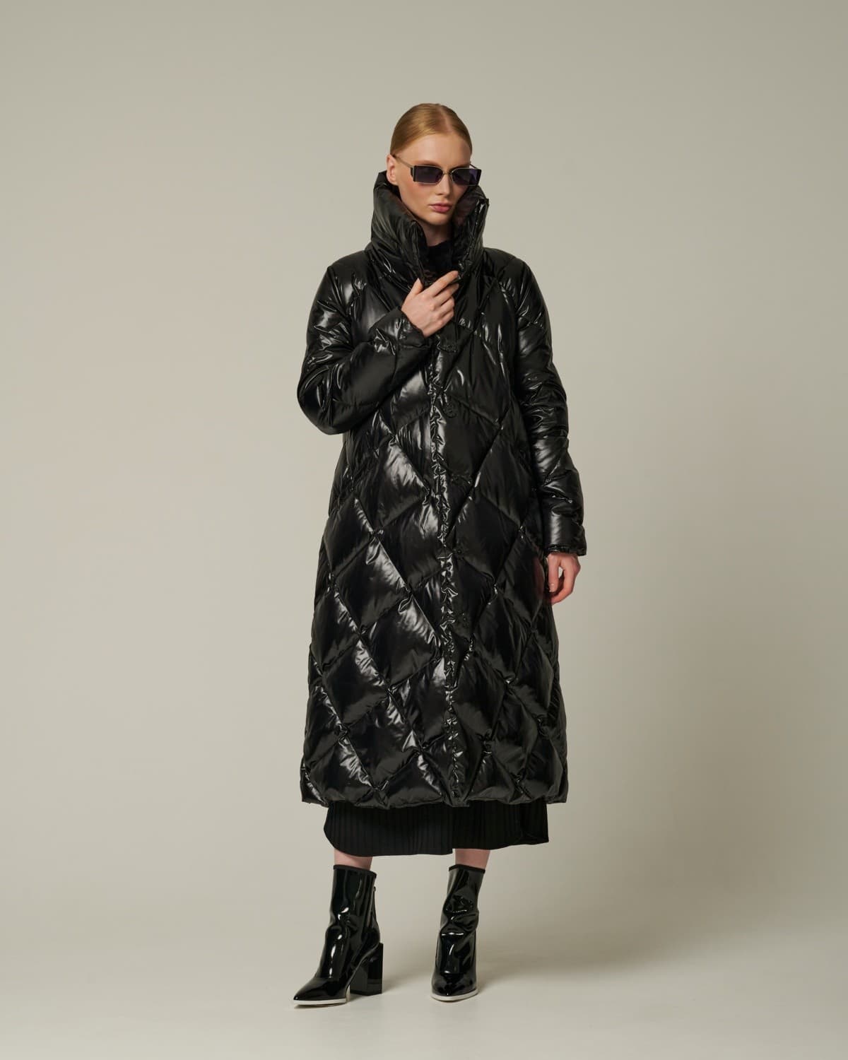 стеганое ромбами пуховое пальто