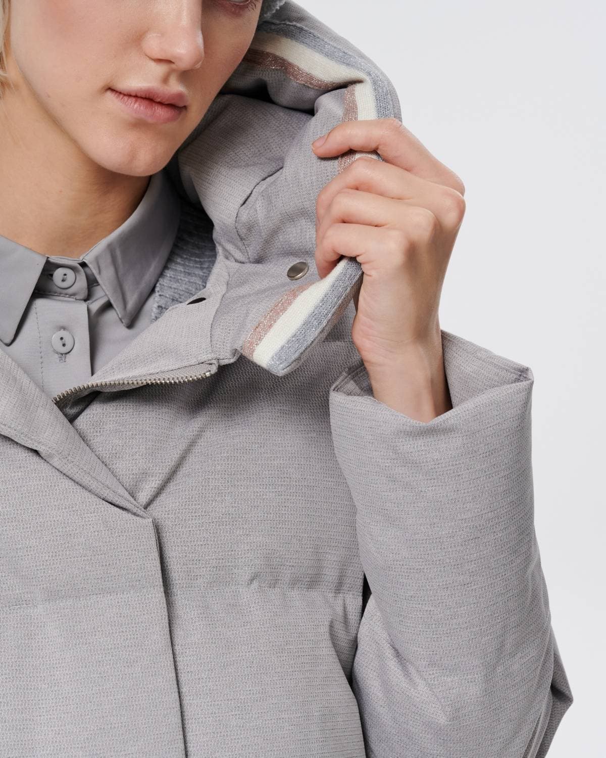 пуховое пальто из фактурной серой ткани