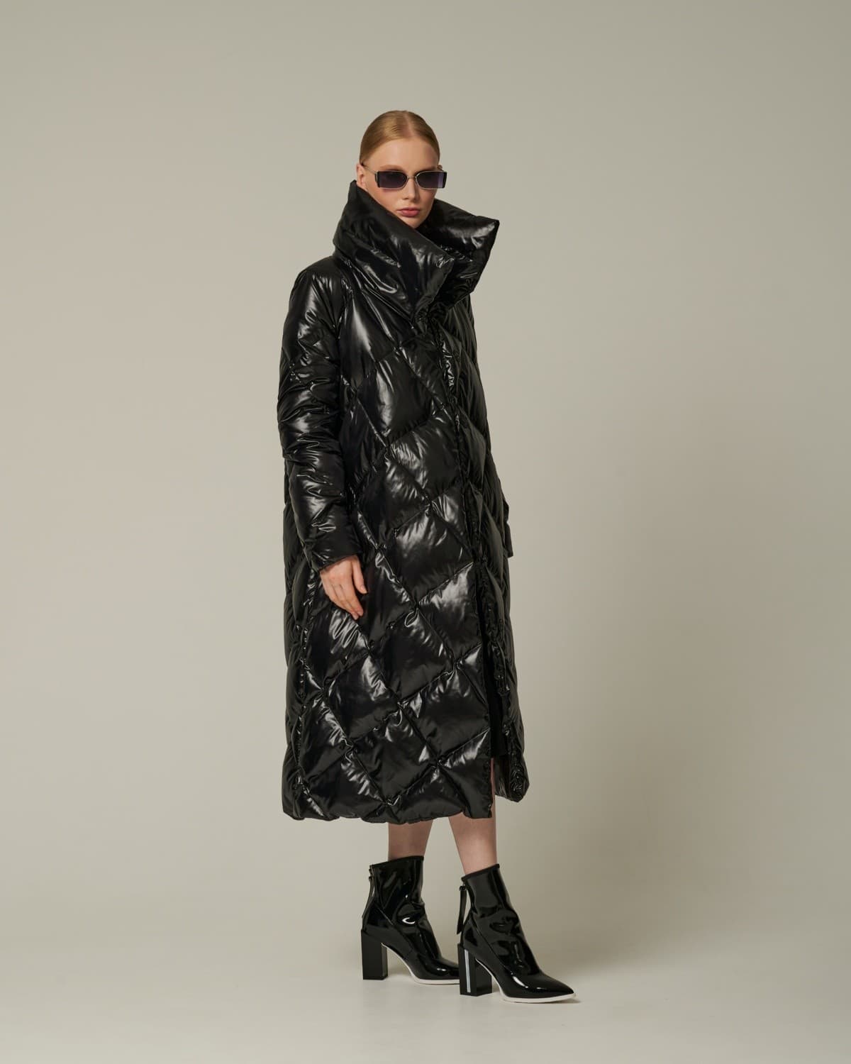 стеганое ромбами пуховое пальто