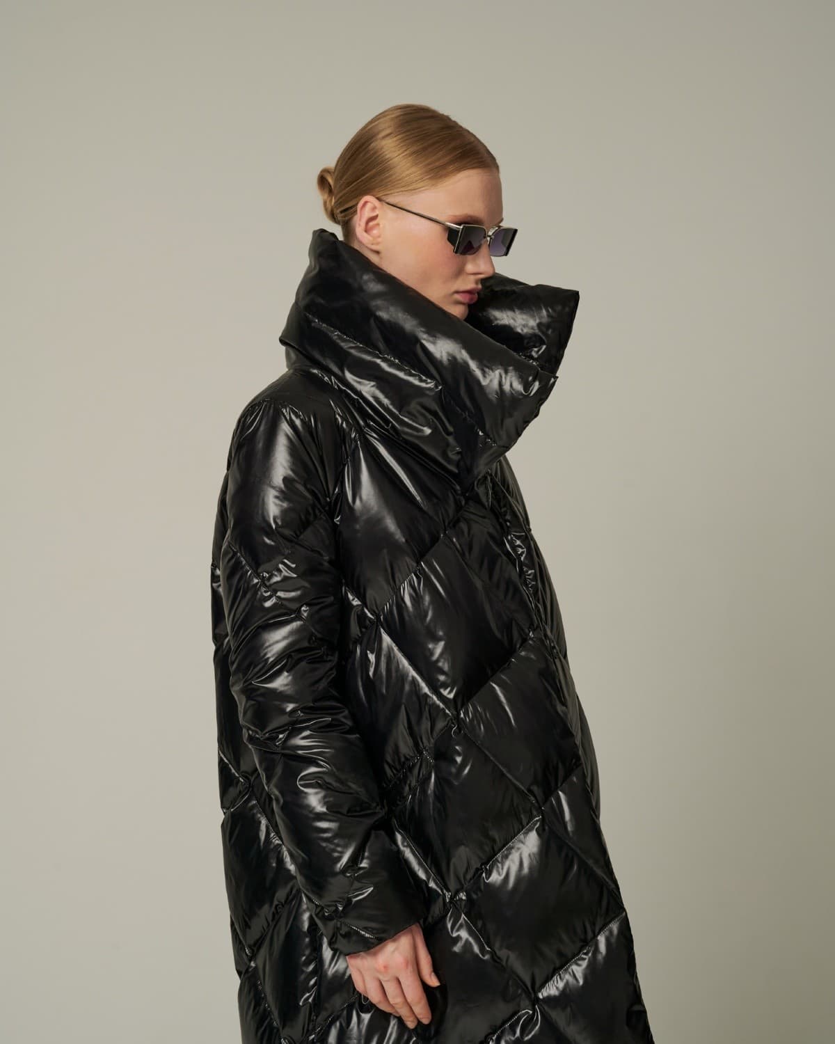 стеганое ромбами пуховое пальто