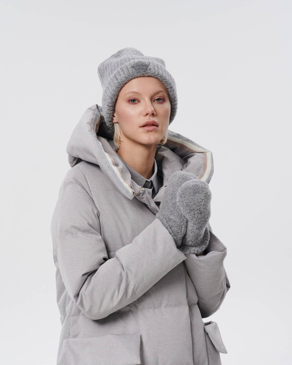 пуховое пальто из фактурной серой ткани