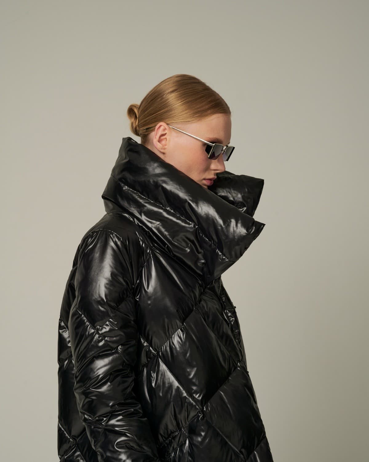 стеганое ромбами пуховое пальто