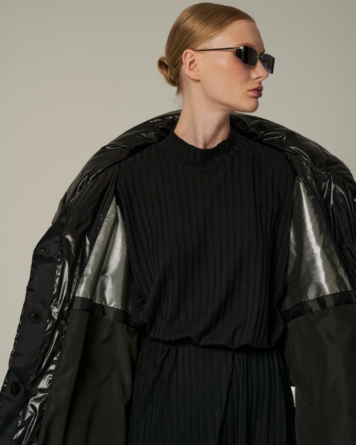 стеганое ромбами пуховое пальто