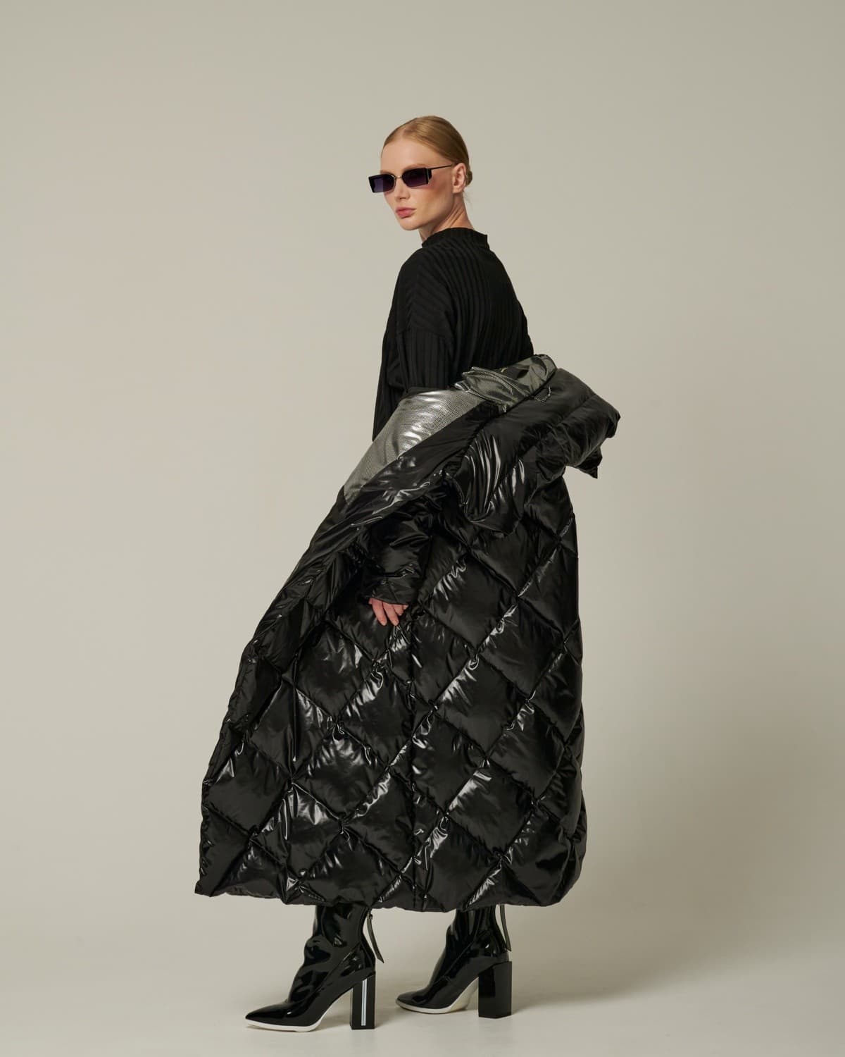 стеганое ромбами пуховое пальто