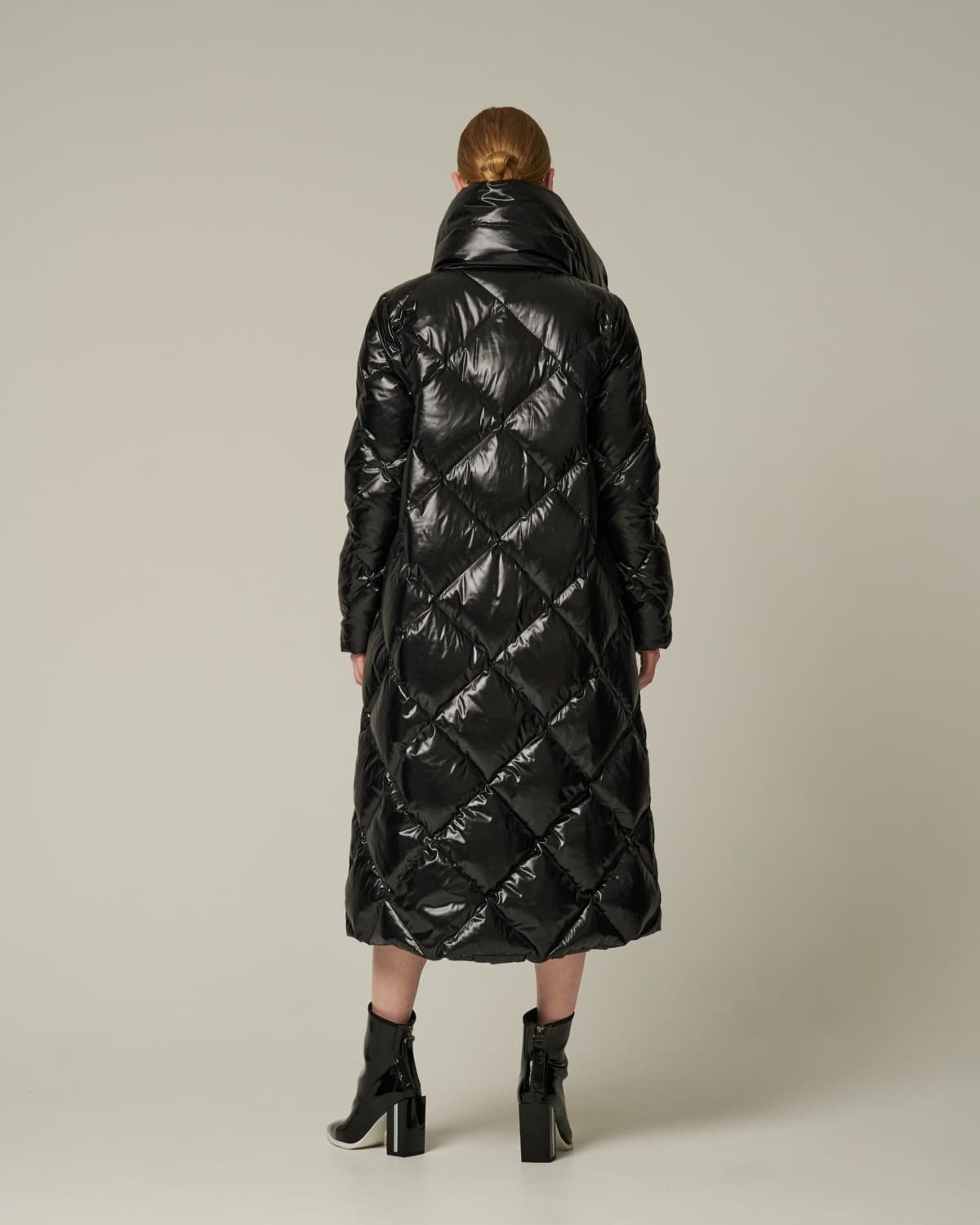 стеганое ромбами пуховое пальто