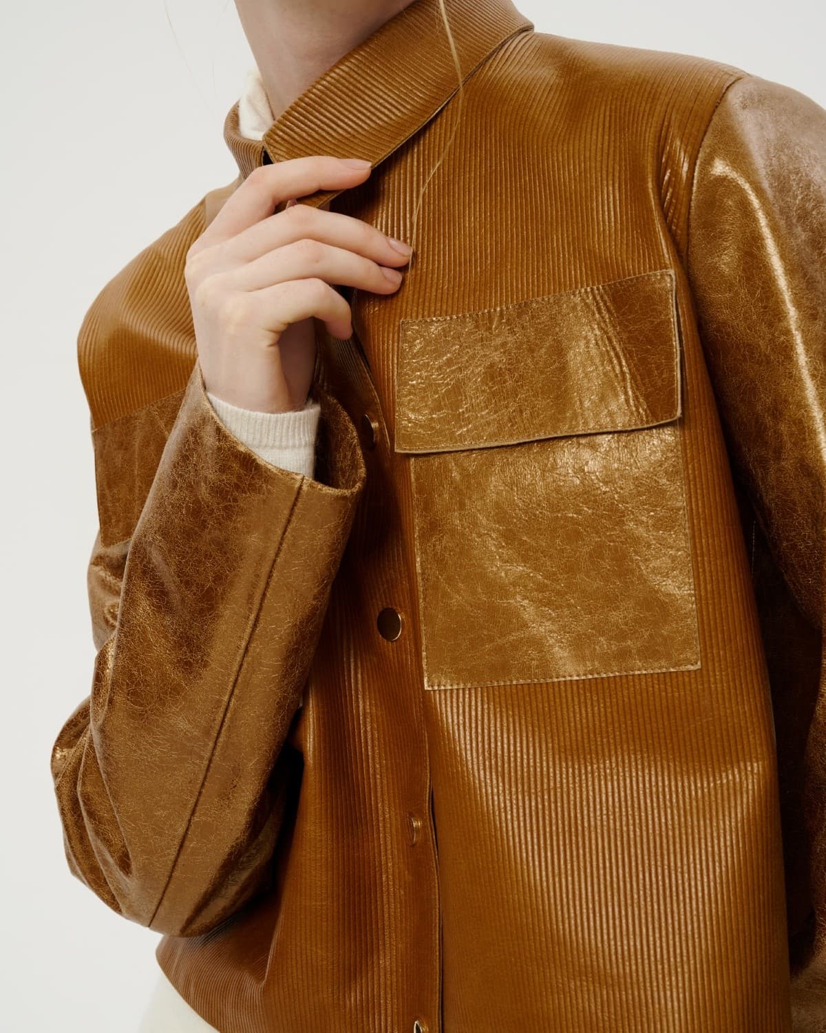 укороченная кожаная куртка