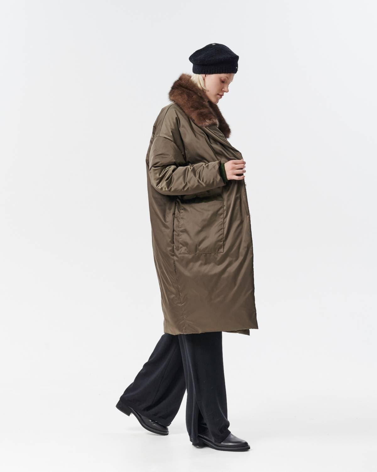 пуховое пальто оверсайз с соболем