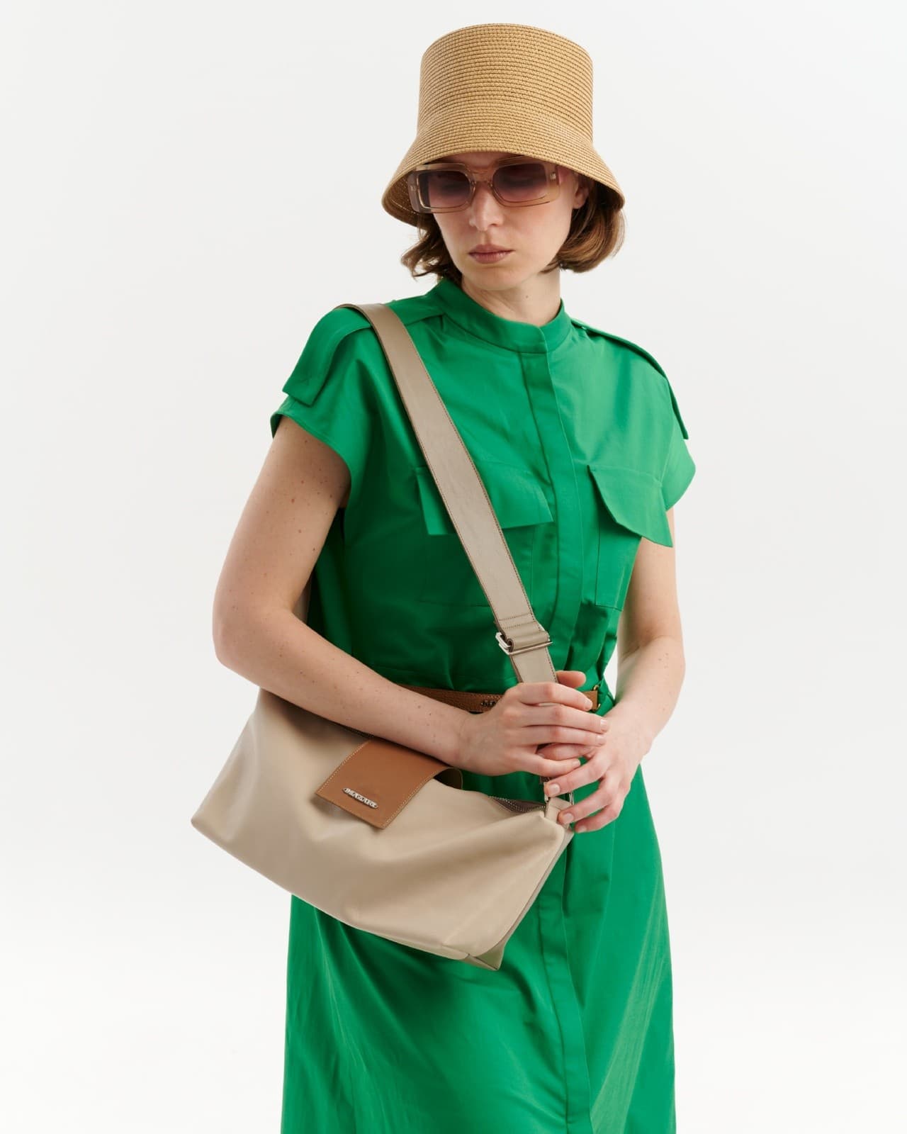 кожаная сумка бежевого цвета