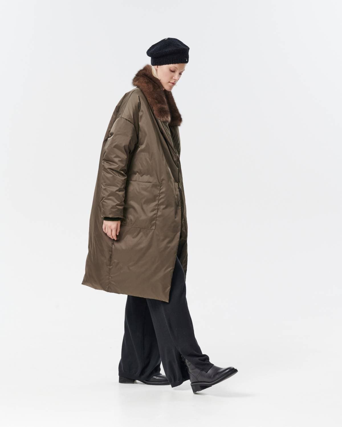 пуховое пальто оверсайз с соболем