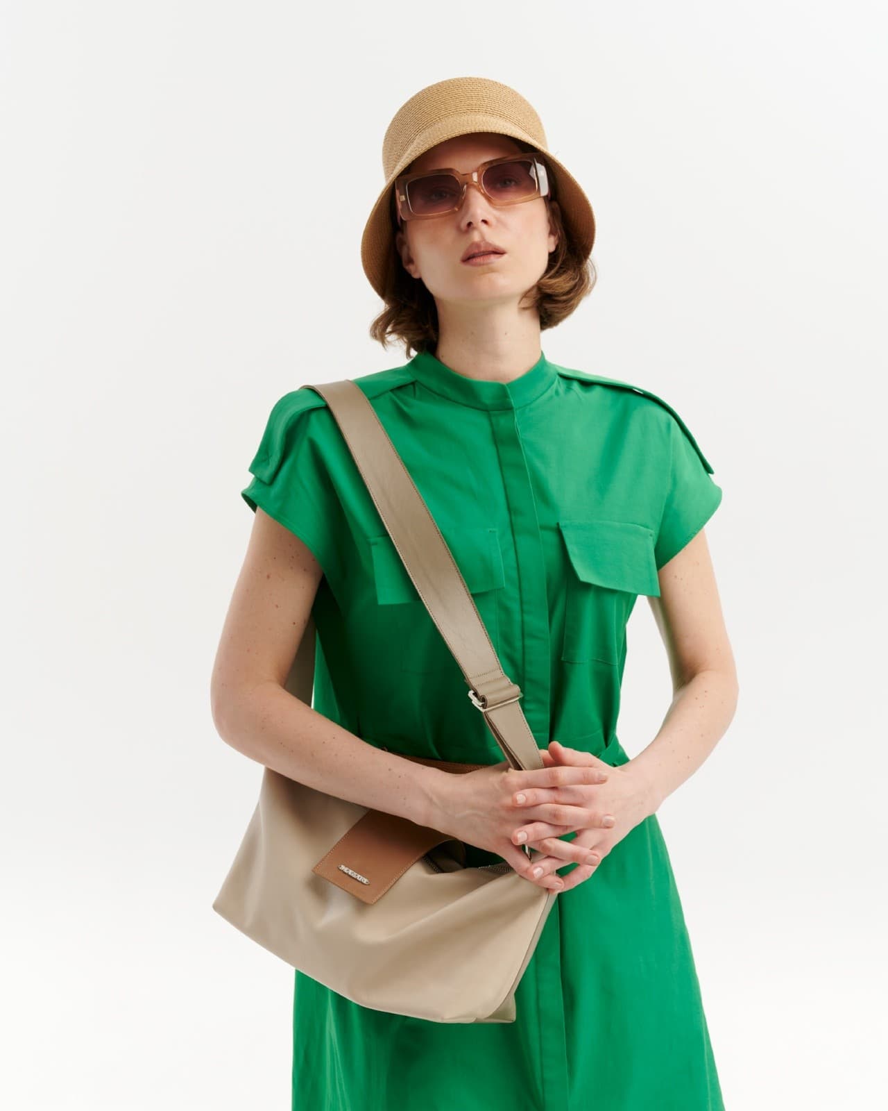 кожаная сумка бежевого цвета