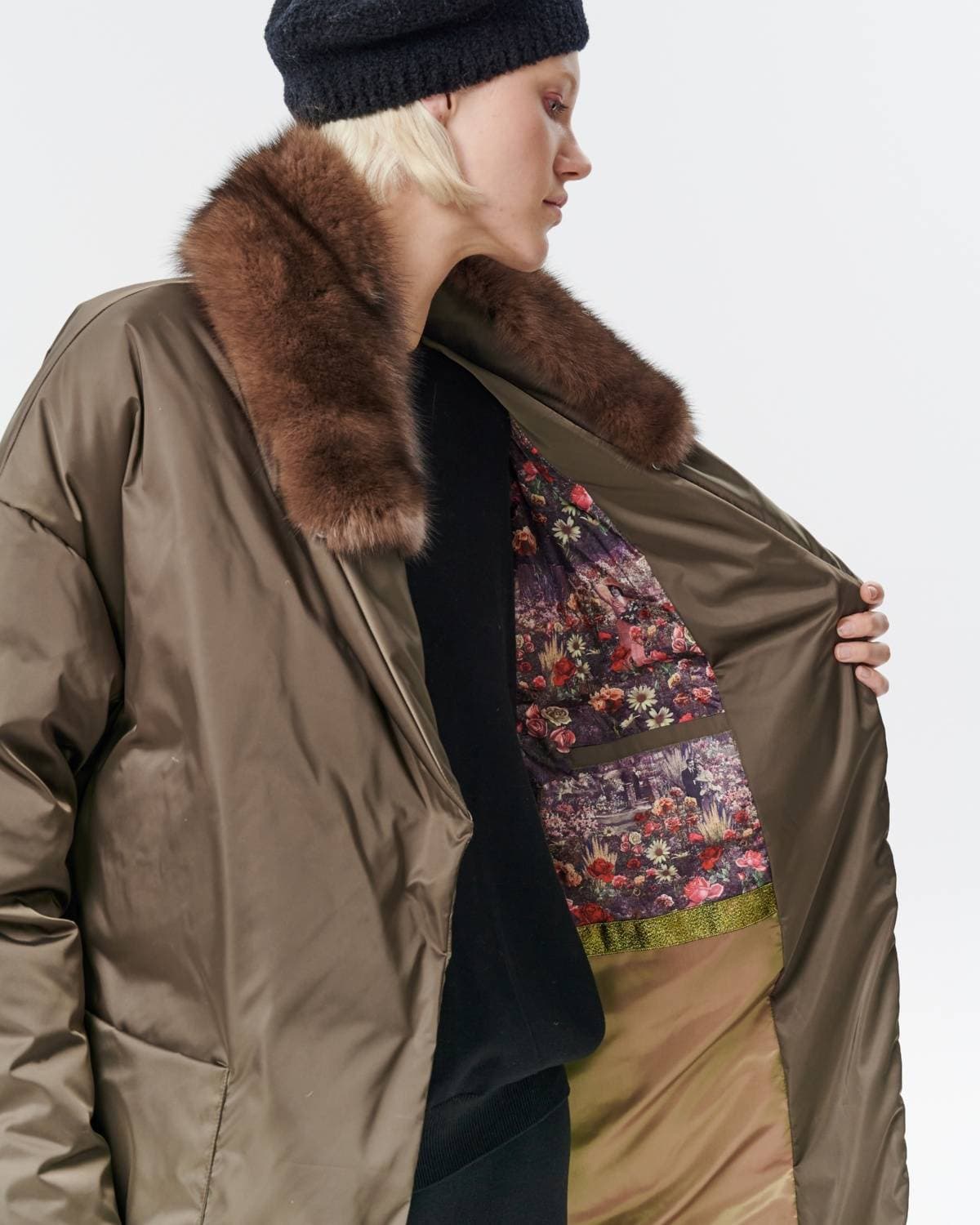 пуховое пальто оверсайз с соболем