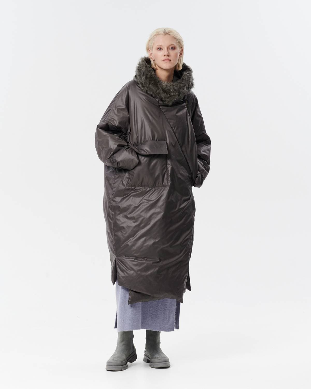 пальто пуховое с воротником из натурального меха горной козы