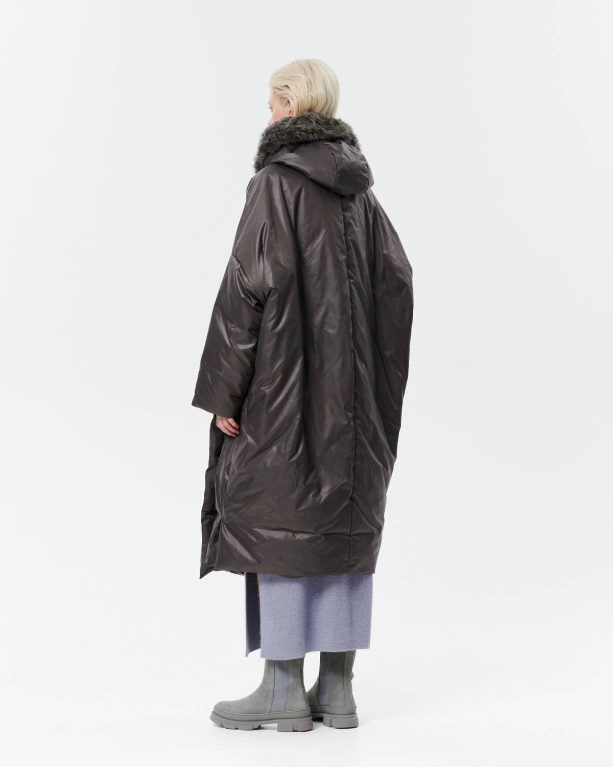 пальто пуховое с воротником из натурального меха горной козы