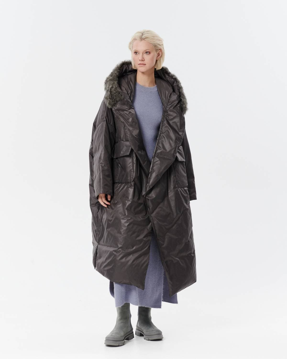 пальто пуховое с воротником из натурального меха горной козы