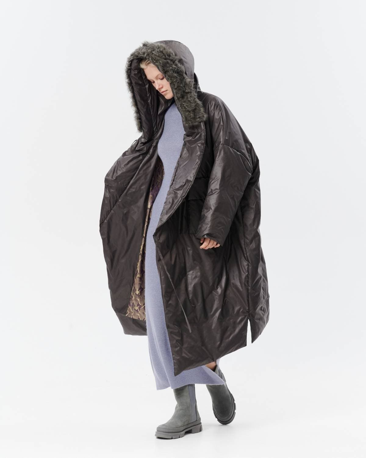 пальто пуховое с воротником из натурального меха горной козы