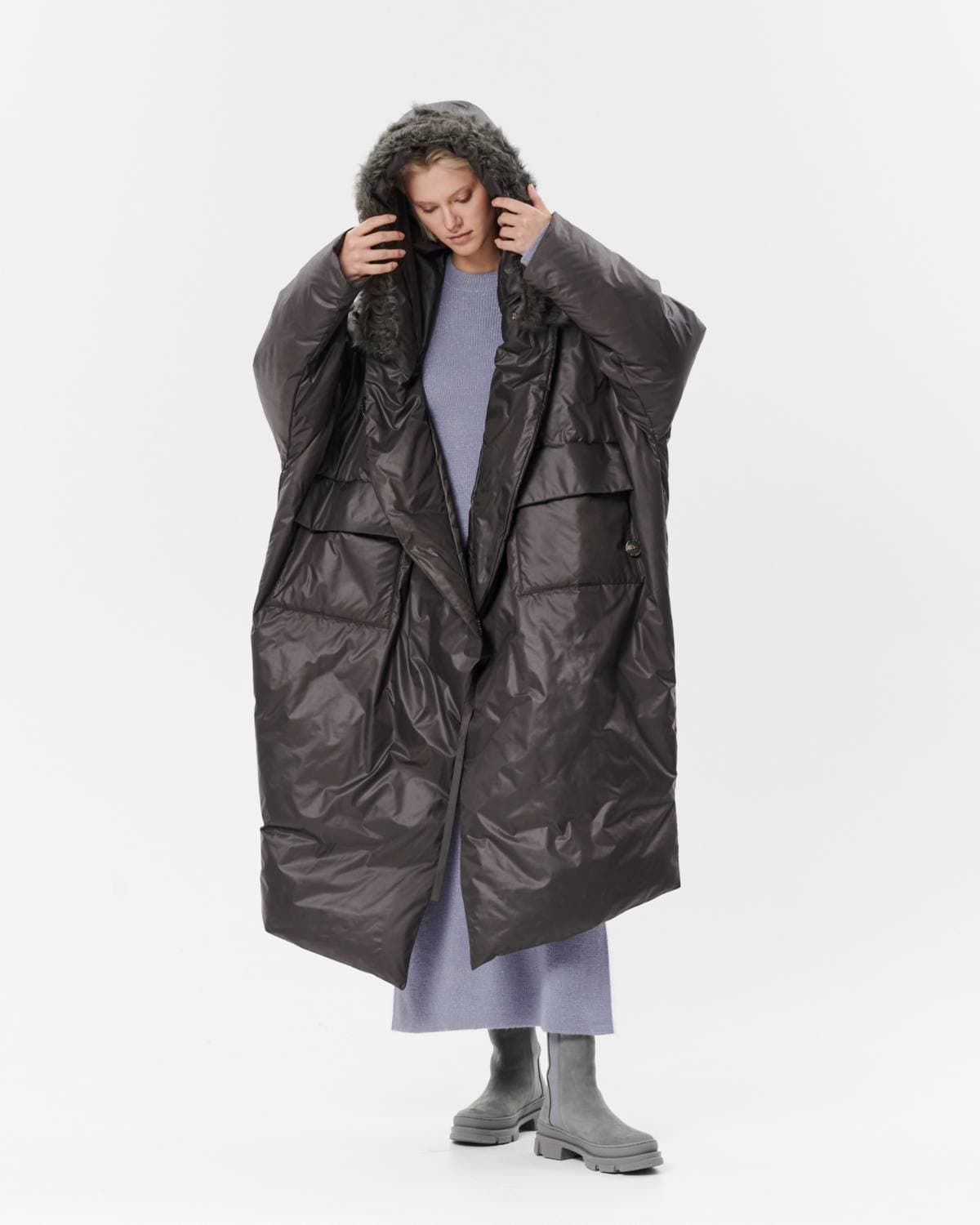 пальто пуховое с воротником из натурального меха горной козы