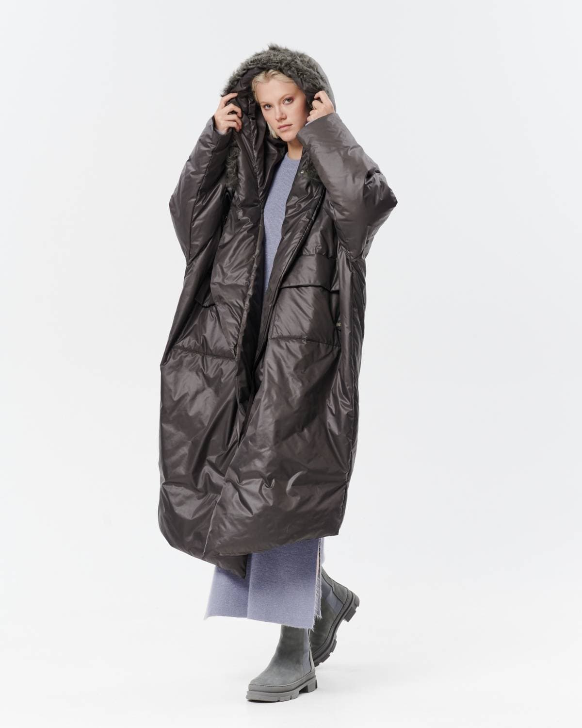 пальто пуховое с воротником из натурального меха горной козы