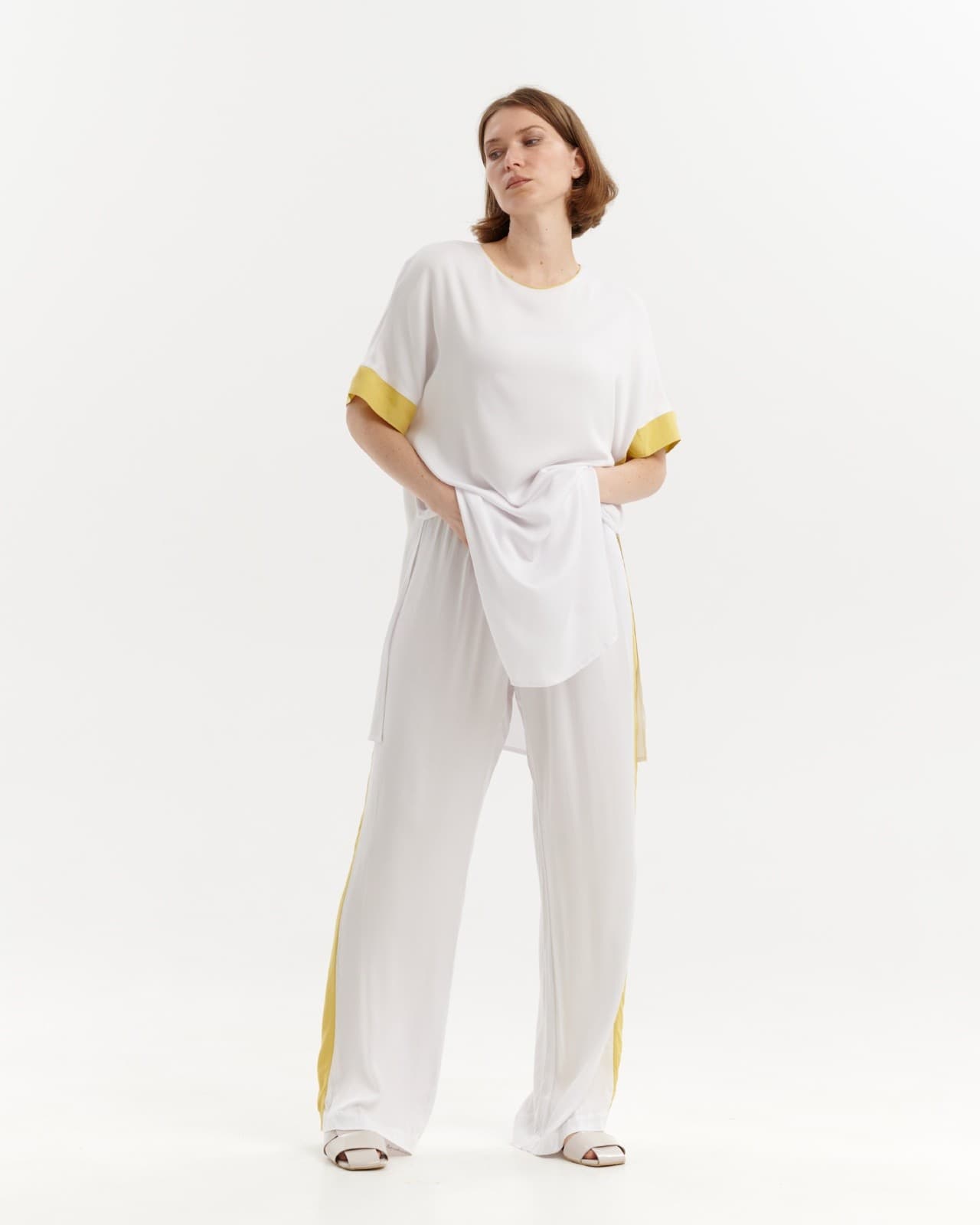 костюм с яркими вставками