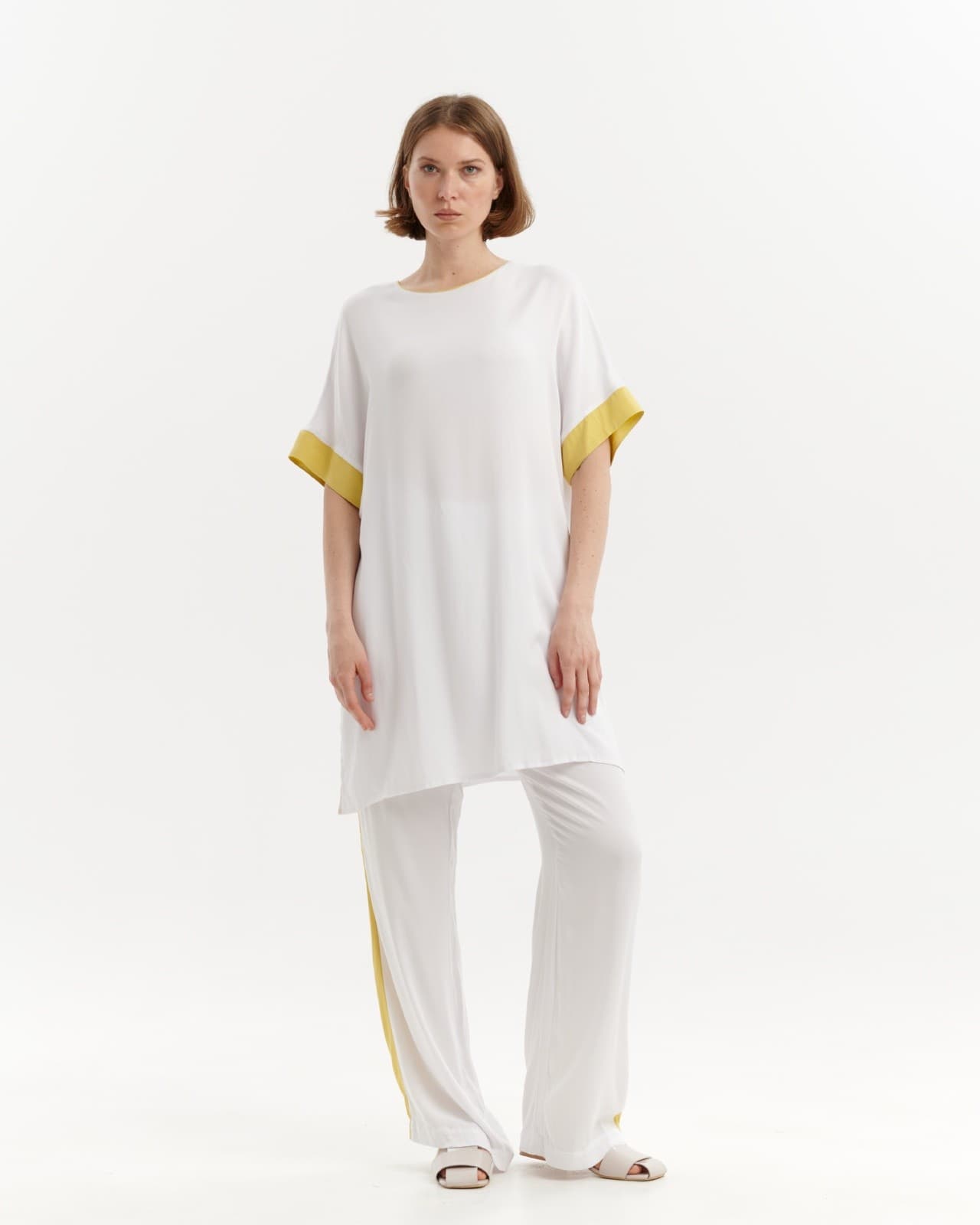 костюм с яркими вставками