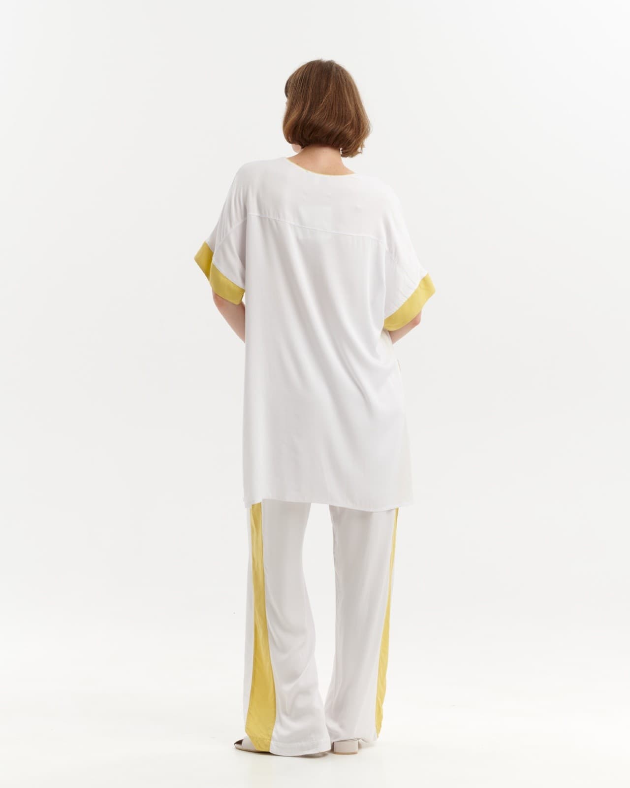 костюм с яркими вставками