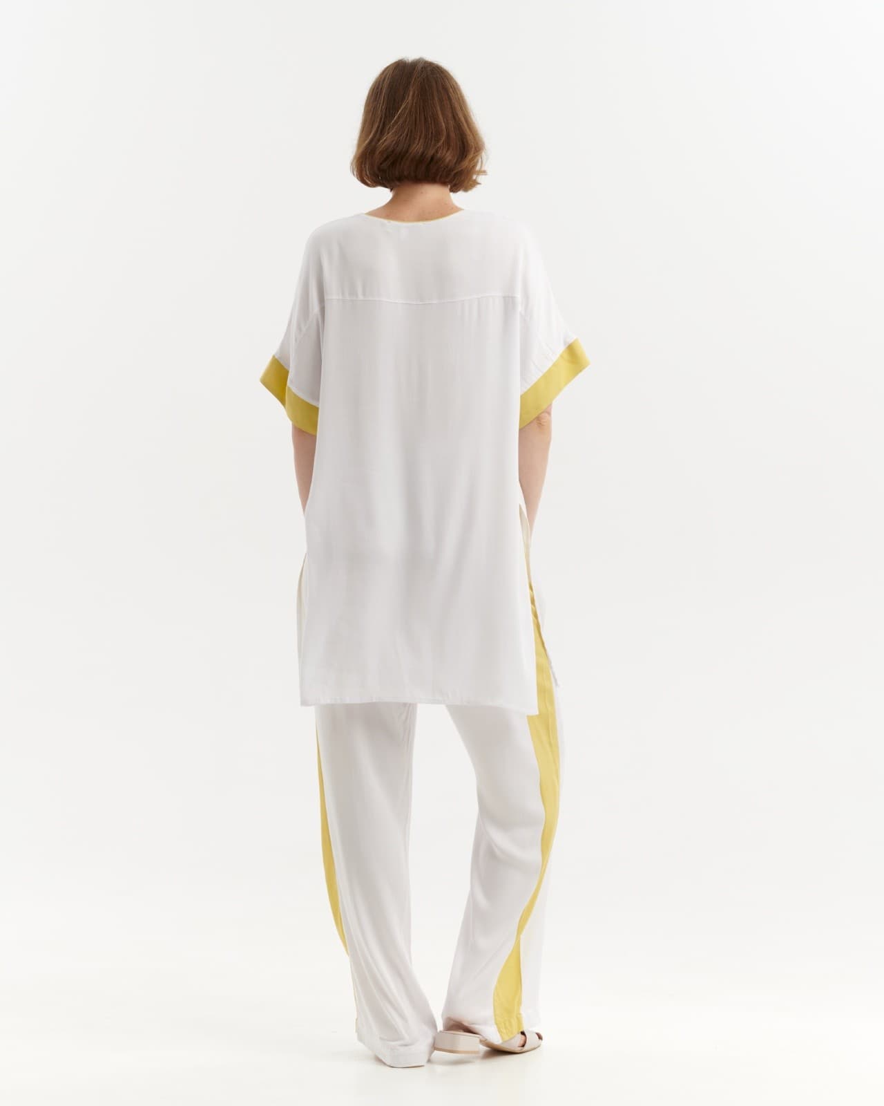 костюм с яркими вставками