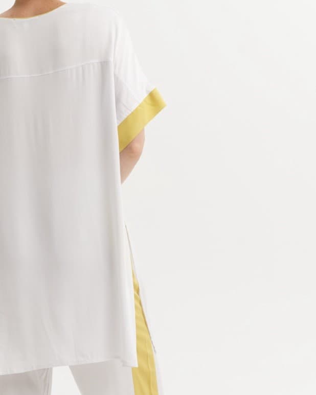 костюм с яркими вставками