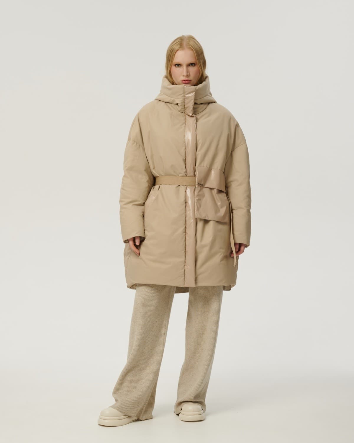 пуховик оверсайз на молнии с капюшоном