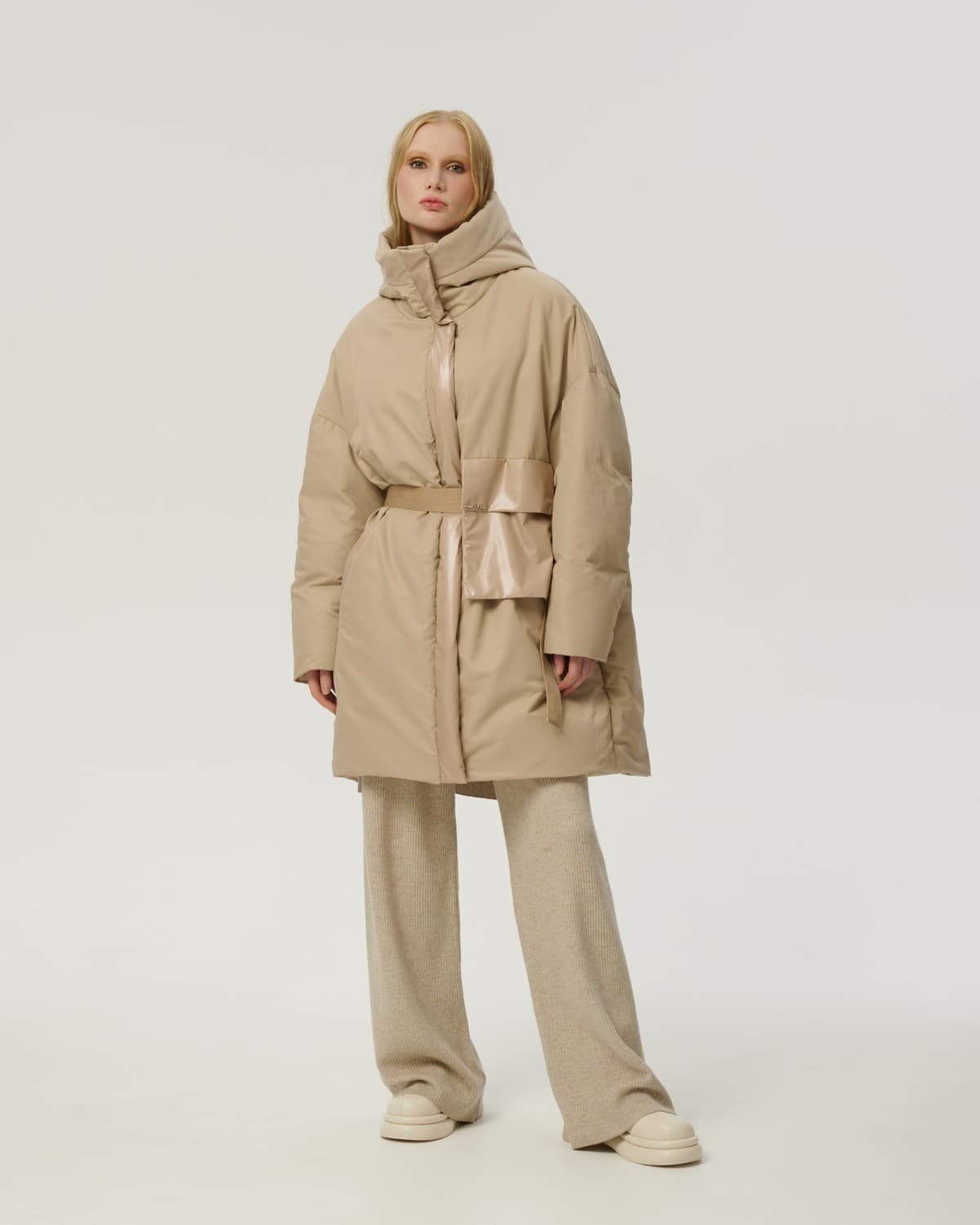 пуховик оверсайз на молнии с капюшоном