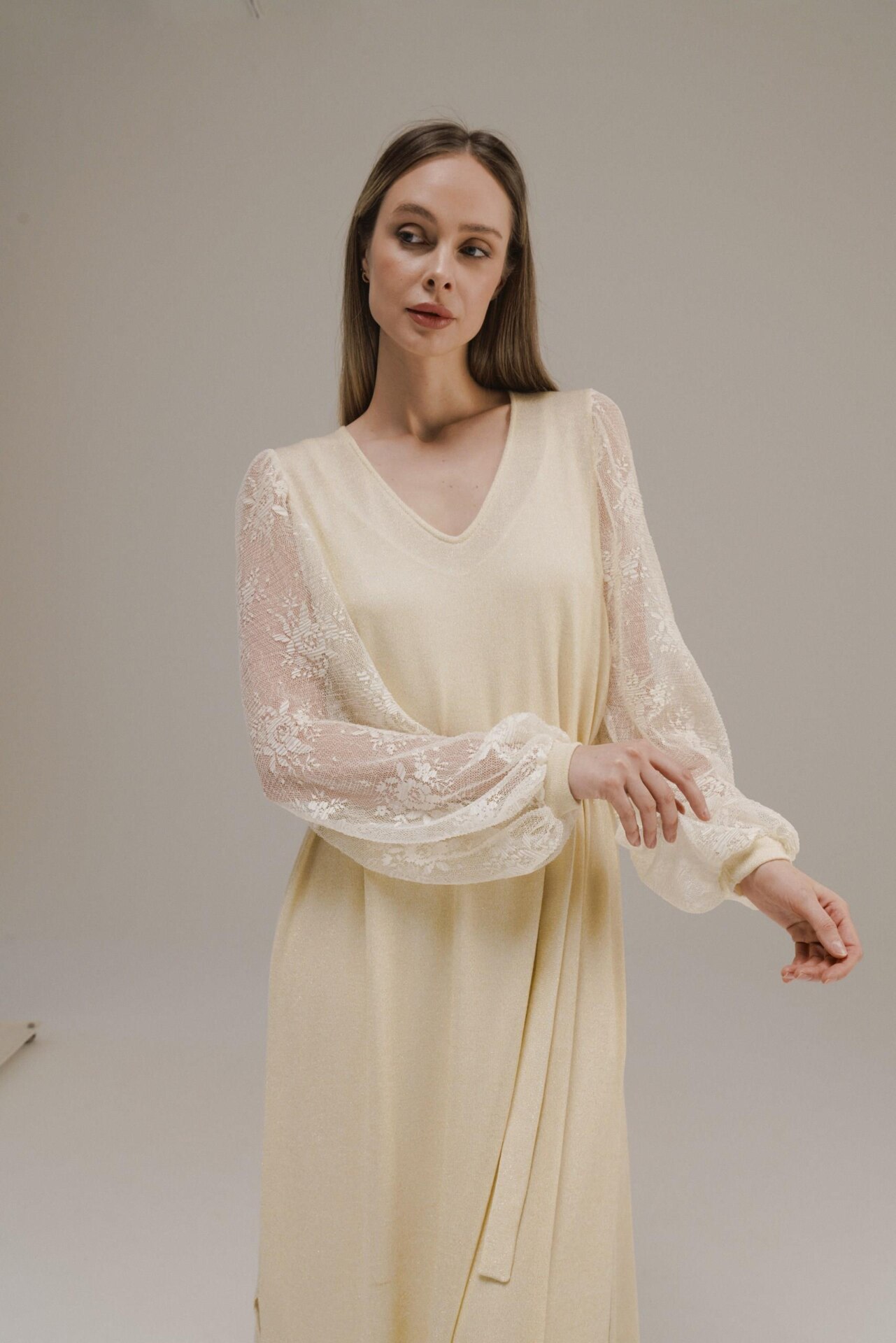 платье с кружевными рукавами