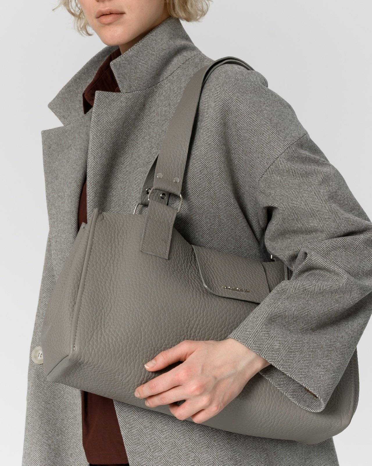 вместительная классическая сумка серого цвета