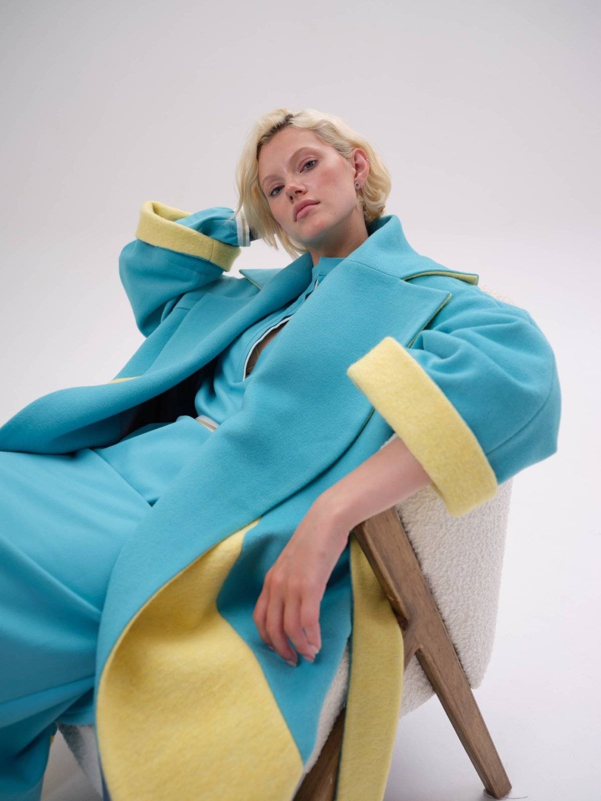 яркое пальто оверсайз со вставками